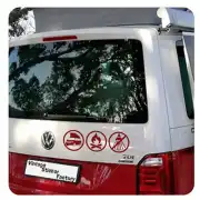 Drei rote runde Aufkleber am Heck eines Volkswagen Vans