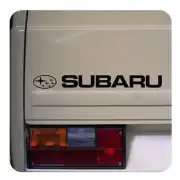 Pegatina Subaru negra aplicada junto al piloto trasero de un vehículo