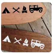 Diseño Camper Life en negro y blanco aplicado sobre tablas de madera