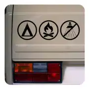 Drei schwarze Symbole auf der Heckklappe eines Wohnmobils