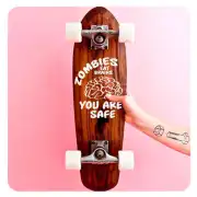 Pegatina Zombies Eat Brains. Vinilo de alta calidad, soporta perfectamente la intemperie, apto incluso para náutica. Pégala dond