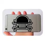 Tête de mort Jeep placée au dos d’un téléphone portable