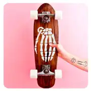 Grenade blanche appliquée sur la planche d’un skateboard