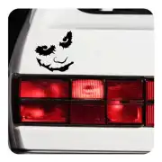 Diseño facial de The Joker colocado en la parte trasera de un vehículo blanco