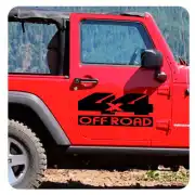 Schwarzer 4x4-Off-Road-Aufkleber an der Tür eines roten Geländefahrzeugs