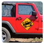 Pegatina Land Rover. Vinilo de alta calidad, soporta perfectamente la intemperie, apto incluso para náutica. Pégala donde quiera