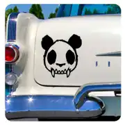 Panda negro aplicado en la parte trasera de un automóvil clásico