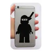 Personnage ninja noir appliqué au dos d’un téléphone portable
