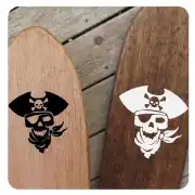 Zwei Holzbretter mit dem Piratendesign in Schwarz und Weiß