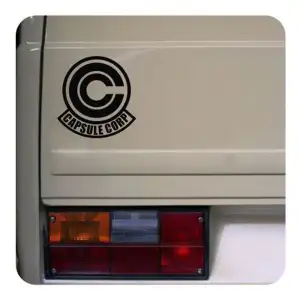 Pegatina Capsule Corp. Vinilo de alta calidad, soporta perfectamente la intemperie, apto incluso para náutica. Pégala donde quie