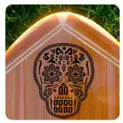 Pegatina de calavera mexicana aplicada sobre una superficie de madera