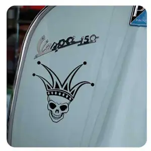 Pegatina Calavera Joker. Vinilo de alta calidad, soporta perfectamente la intemperie, apto incluso para náutica. Pégala donde qu