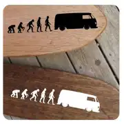 Deux versions du motif de l’évolution humaine avec van sur des planches en bois