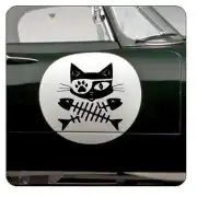 Design de chat avec squelette de poisson posé sur la porte d’une voiture