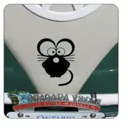 Schwarzer Maus-Aufkleber auf der Vorderseite eines Fahrzeugs