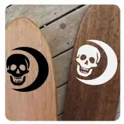 Pegatina Minas Morgul aplicada en dos tablas de madera, en versiones negra y blanca