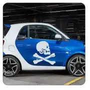 Tête de mort pirate blanche appliquée sur la porte d’une voiture bleue