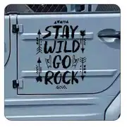 Sticker noir « STAY WILD GO ROCK » placé sur la portière d’un véhicule