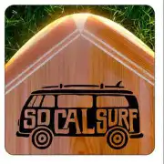 Pegatina SOCAL SURF. Vinilo de alta calidad, soporta perfectamente la intemperie, apto incluso para náutica. Pégala donde quiera