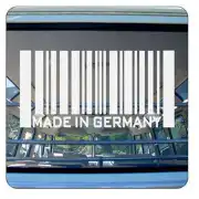 Code-barres blanc avec le texte « MADE IN GERMANY » appliqué à l’arrière d’un véhicule bleu