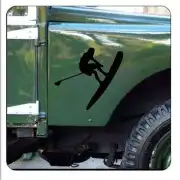 Schwarze Paddle-Surf-Silhouette an der Seite eines grünen Fahrzeugs