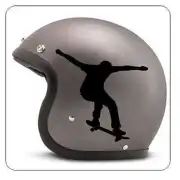 Silueta negra de skater aplicada en un casco de moto gris