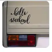 Texto «hello weekend» aplicado en la parte trasera de un vehículo