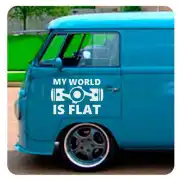 Pegatina blanca «MY WORLD IS FLAT» aplicada en la puerta de una furgoneta Volkswagen azul