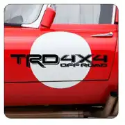 TRD-4X4-Off-Road-Design in Schwarz und Weiß auf der roten Tür eines Fahrzeugs