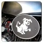 Silueta blanca de perro aplicada en una pieza circular de motocicleta