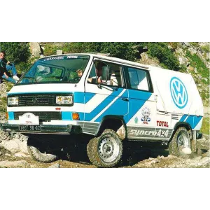 Furgoneta de competición blanca y azul con gráfico syncro 4x4 lateral