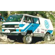 Furgoneta de competición blanca y azul con gráfico syncro 4x4 lateral