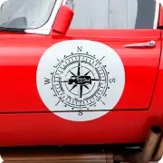 Boussole décorative avec le texte « Free Soul » appliquée sur la porte rouge d’un véhicule