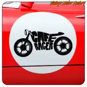 CAFE-RACER-Aufkleber auf der roten Karosserie eines Fahrzeugs