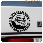 Pegatina negra de todoterreno aplicada en la parte trasera de un vehículo blanco