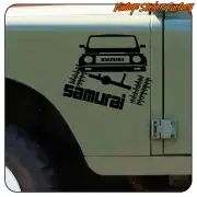 Pegatina Suzuki Crawler negra aplicada en la carrocería de un vehículo todoterreno