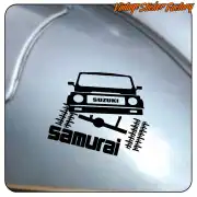 Design noir de Suzuki Samurai avec face avant tout-terrain, suspension et texte «Samurai» sur une surface grise