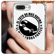 Pegatina circular con furgoneta y texto «El tuyo va más rápido, el mío a todas partes» sobre una funda de móvil