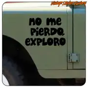 Sticker « NO ME PIERDO, EXPLORO » appliqué sur le côté d’un véhicule tout-terrain