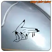 Schwarzes BANG-Design auf einer gebogenen grauen Oberfläche