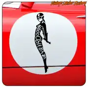 Design VA-VROOM noir appliqué sur une surface rouge avec un cercle blanc