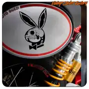 Motif de lapin avec crâne et nœud papillon appliqué sur une moto