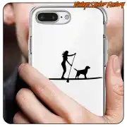 Silhouette einer Frau mit Paddel und Hund auf einem Board, auf einer Handyhülle angebracht