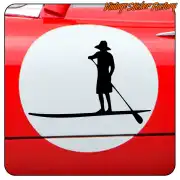 Silhouette noire d’une personne portant un chapeau sur une planche de paddle sur une surface rouge